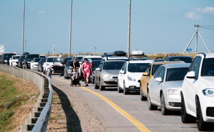 На фото: очередь из автомобилей в сторону Крымского моста.