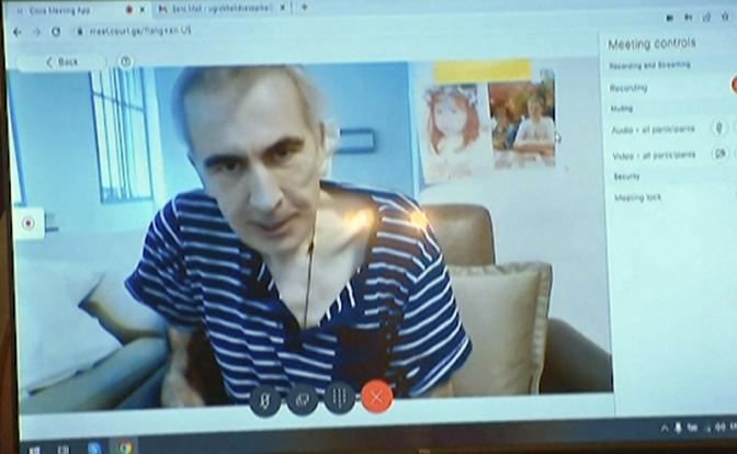 На фото: бывший президент Грузии Михаил Саакашвили присутствует по видеосвязи из больницы на судебном заседании по делу о разгоне митинга в 2007 году.