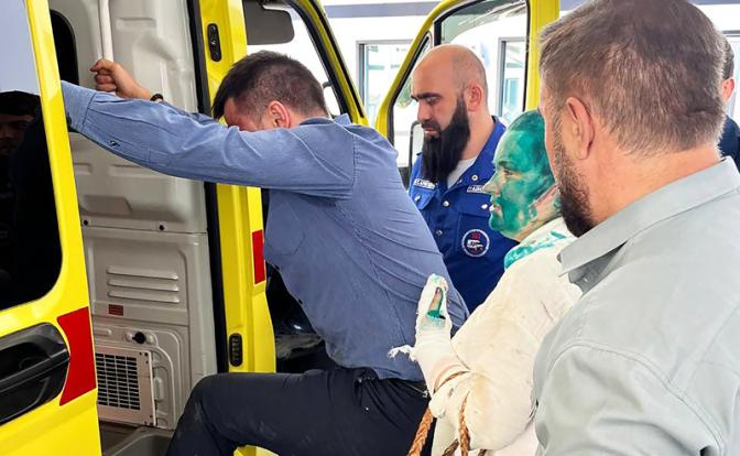 На фото: адвокат Александр Немов (слева) и журналистка Елена Милашина, подвергшиеся нападению со стороны неизвестных, в отделении скорой медицинской помощи.