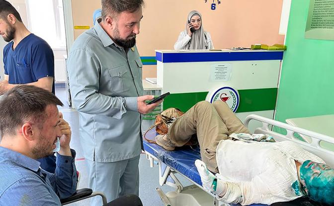 На фото: журналистка Милашина и адвокат Немов после нападения в Грозном