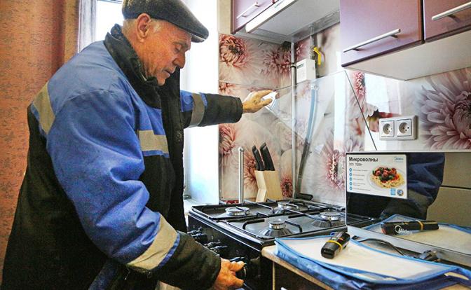 На фото: проверка газового оборудования в жилых домах в Омске