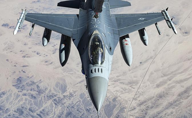 На фото: истребитель F-16