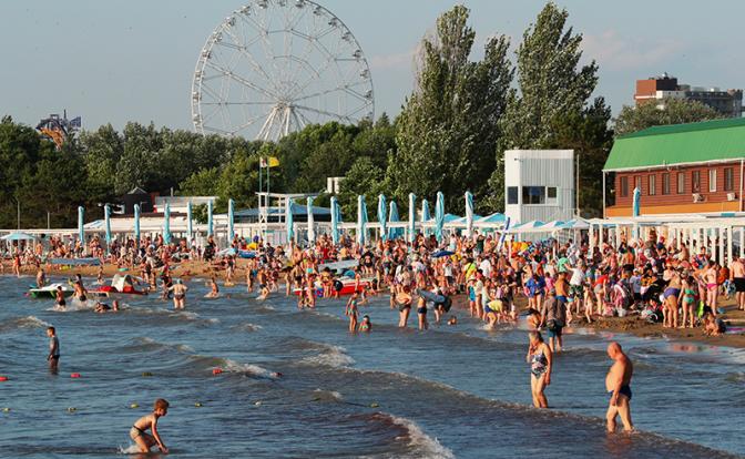 В Анапе ответили на новости, что загорать на забитых пляжах можно только стоя