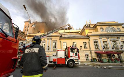 На фото: ликвидация пожара в здании, в котором расположены рестораны "Пушкинъ" и "Турандот", на Тверском бульваре