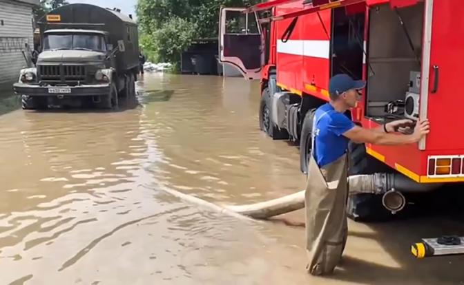 На фото: подтопленный участок в Приморском крае. Ситуация, связанная с прохождением неблагоприятных погодных явлений постепенно стабилизируется и находится на постоянном контроле оперативных служб. Ведется круглосуточный мониторинг паводковой обстановки.