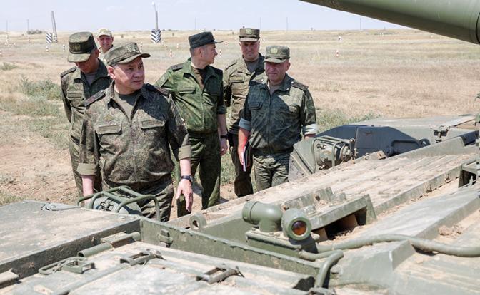 На фото: министр обороны РФ Сергей Шойгу (слева) во время проверки организации боевой подготовки военнослужащих на полигонах Южного военного округа (ЮВО)