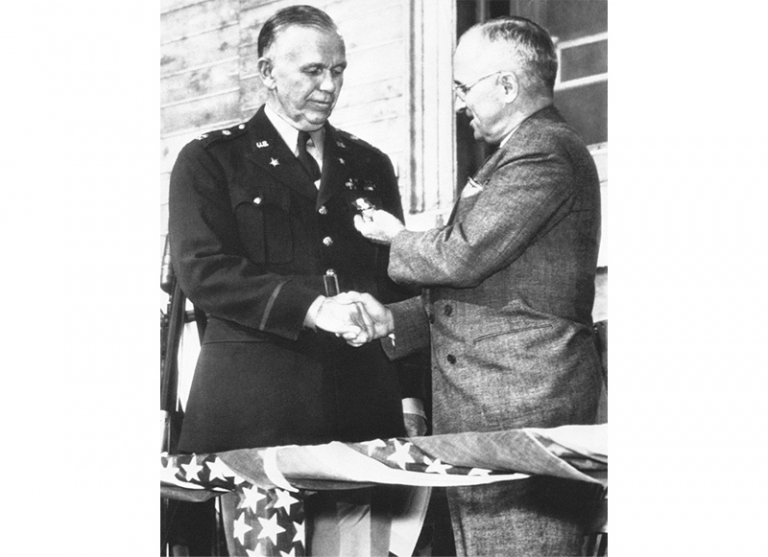 На фото: президент США Гарри С. Трумэн (справа) и генерал армии США Джордж К. Маршалл
