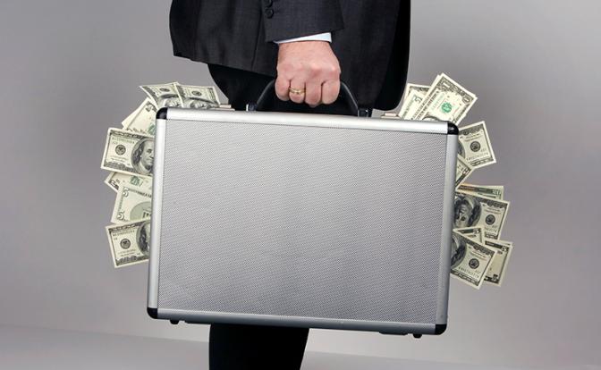 Москвич положил 1 миллион рублей на крышу своего авто, забыл про деньги и уехал на дачу 