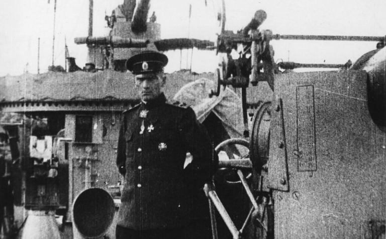 На фото: вице-адмирал Колчак на боевом корабле. Июль 1916 года