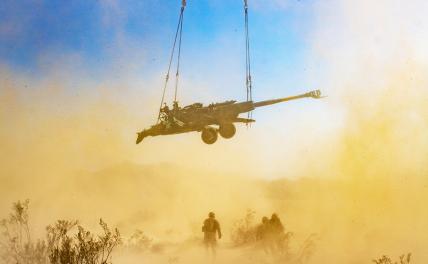 На фото: вертолет CH-53 переносит гаубицу M777