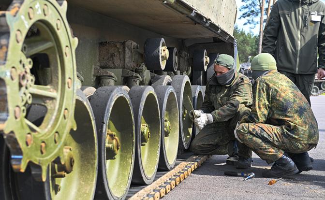 На фото: тренировка украинских военнослужащих под руководством зарубежных инструкторов