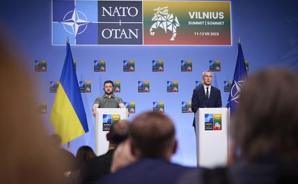 На фото: генеральный секретарь НАТО Йенс Столтенберг (справа) и президент Украины Владимир Зеленский (слева) на саммите НАТО в Вильнюсе