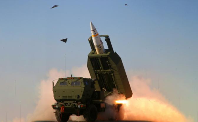 На фото: ракета тактического ракетного комплекса M57A1 армии США запускается из пусковой установки реактивной системы залпового огня M270A1 или ATACMS