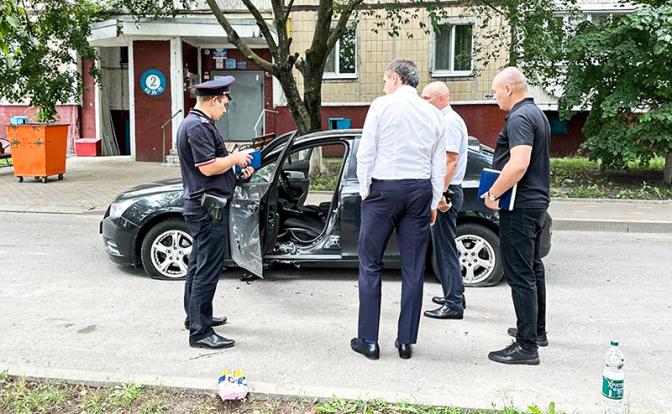 На фото: сотрудник полиции на месте взрыва. Взрыв произошел в машине в жилом квартале, ранен мужчина, находившийся в салоне автомобиля, и двое прохожих, в том числе ребенок.