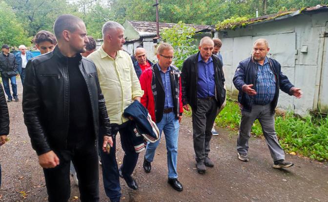 На фото: депутат Мосгордумы от КПРФ Сергей Савостьянов, координатор Левого Фронта и МосСовета Сергей Удальцов, доверенные лица кандидата в мэры Москвы Леонида Зюганова,активисты КПРФ, МосСовета и Левого Фронта проводят инспекцию на территории ГСК «Маевец»