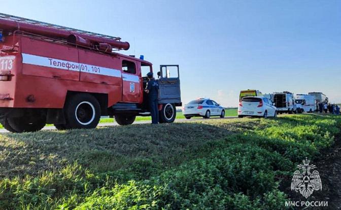 На фото: обстановка на трассе Краснодар — Ейск, где столкнулись рейсовый автобус и грузовой автомобиль.