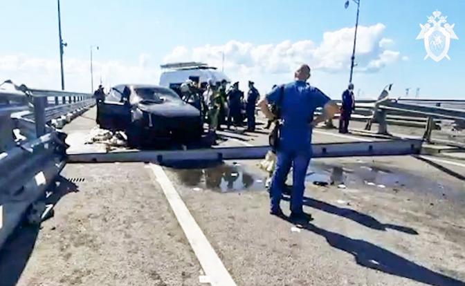 На фото: сотрудники Следственного комитета РФ на месте происшествия на Крымском мосту.