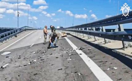 На фото: сотрудники Следственного комитета РФ на месте происшествия на Крымском мосту.