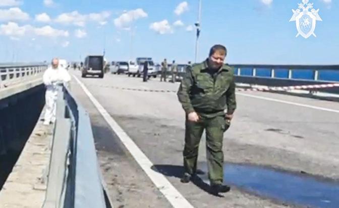 На фото: сотрудники Следственного комитета РФ на месте происшествия на Крымском мосту.