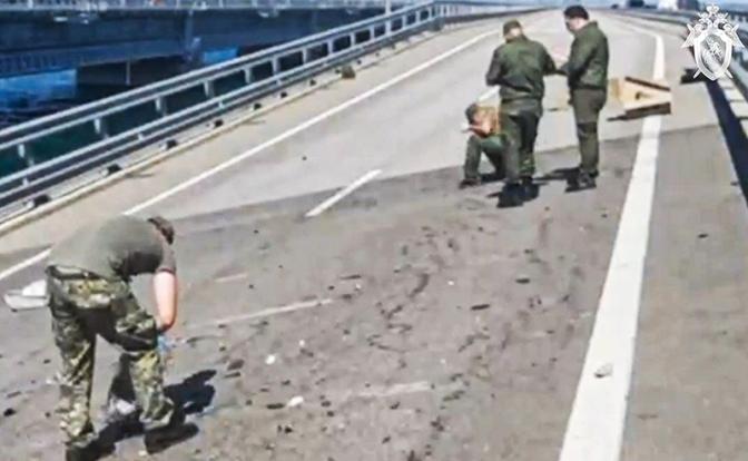 На фото: сотрудники Следственного комитета РФ на месте происшествия на Крымском мосту.