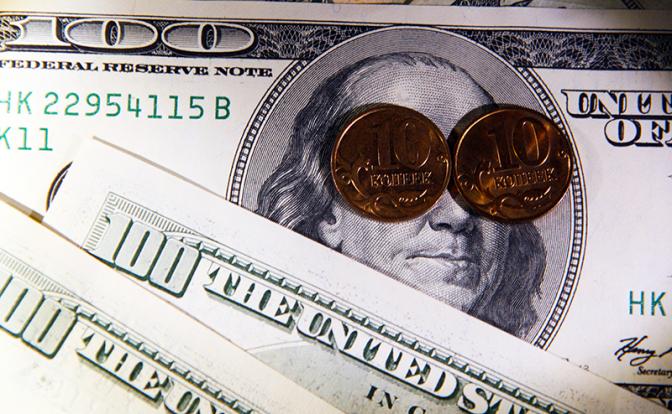 Курс доллара начал неделю с роста, но потом отступил