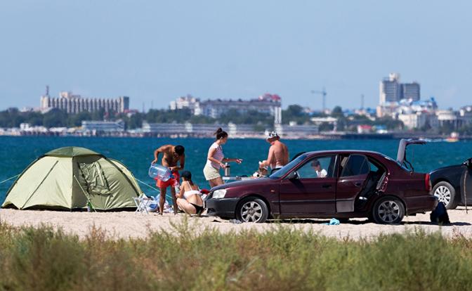 На фото: автотуристы на берегу Черного моря.