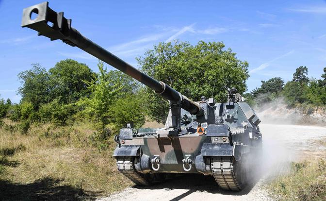 На фото: польская 155 мм самоходная артиллерийская установка AHS Krab