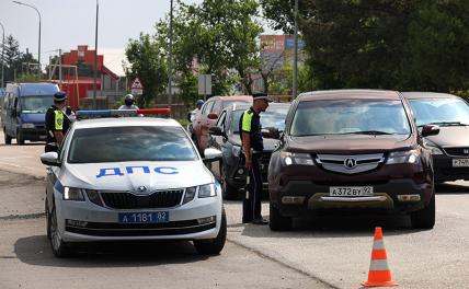 На фото: автомобили на улице города. Утром произошел пожар на полигоне в Кировском районе. По словам главы Крыма Сергея Аксенова, в связи с пожаром перекрыта часть трассы "Таврида" с 118-го км по 130-й км