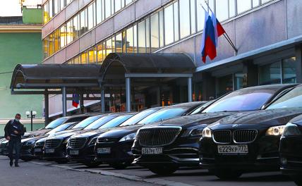 На фото: автомобили у здания Государственной Думы РФ, где проходит пленарное заседание Госдумы 8-го созыва.