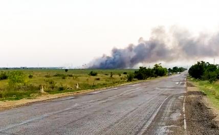 На фото: дым от пожара на войсковом полигоне в Кировском районе.