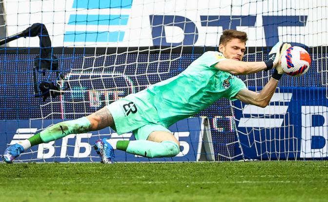 На фото: вратарь Денис Адамов ("Сочи")