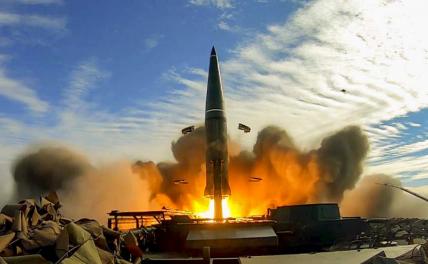 На фото: пуск ракеты ОТРК "Искандер"