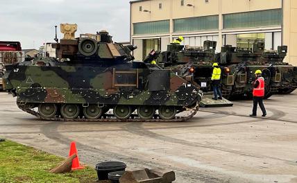 На фото: противоминные броневики M2A2 Bradley