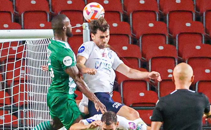 На фото: Мохамед Конате ("Ахмат"), Александр Солдатенков ("Крылья Советов") во время матча.