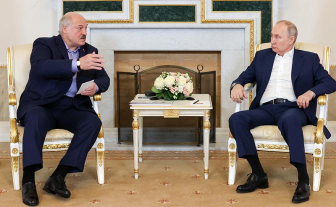 На фото: президент России Владимир Путин и президент Белоруссии Александр Лукашенко (справа налево) во время встречи