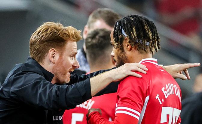 На фото: лавный тренер "Спартака" Гильермо Абаскаль и Тео Бонгонда ("Спартак") во время матча.