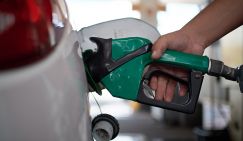 Бензин по осени считают: Цены на топливо не снизятся до конца лета