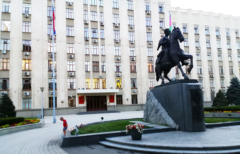 На фото: здание краевой администрации