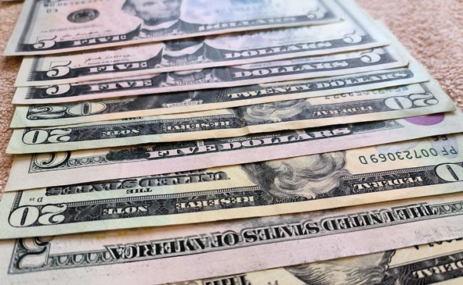 Экономист оценил, какая валюта сменит доллар в мировой экономике