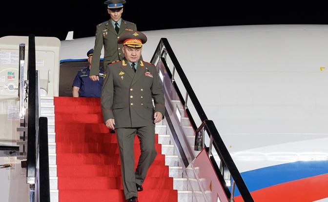 На фото: министр обороны РФ Сергей Шойгу (на первом плане) в аэропорту Сунан.