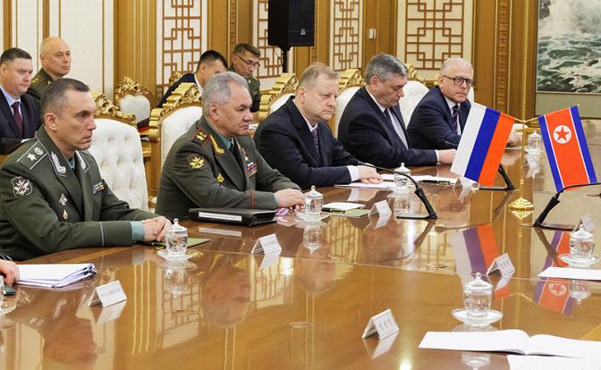 На фото: министр обороны РФ Сергей Шойгу (второй слева) во время встречи с министром обороны КНДР генералом армии Кан Сун Намом.
