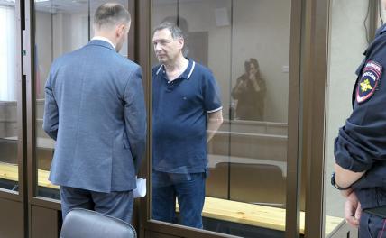 На фото: политолог Борис Кагарлицкий (признан в РФ иноагентом) (в центре) во время заседания в Сыктывкарском городском суде