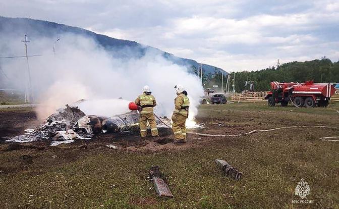 На месте возгорания вертолета Ми-8 после жесткой посадки с туристами на борту.