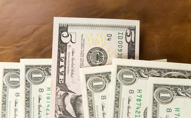 Скупать ли доллары? Эксперт призвала не смотреть на курс