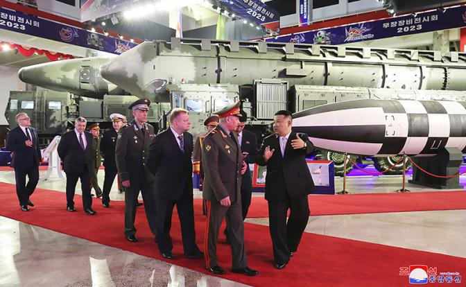 На фото: лидер КНДР Ким Чен Ын (справа) и министр обороны РФ Сергей Шойгу (второй справа) во время посещения выставки вооружений.