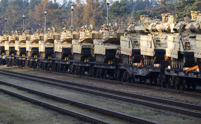 На фото: танки Abrams