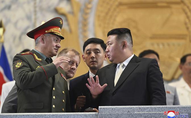 На фото: лидер КНДР Ким Чен Ын (справа) и министр обороны РФ Сергей Шойгу (слева)