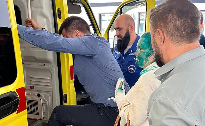 На фото: журналистка Милашина и адвокат Немов после нападения в Грозном