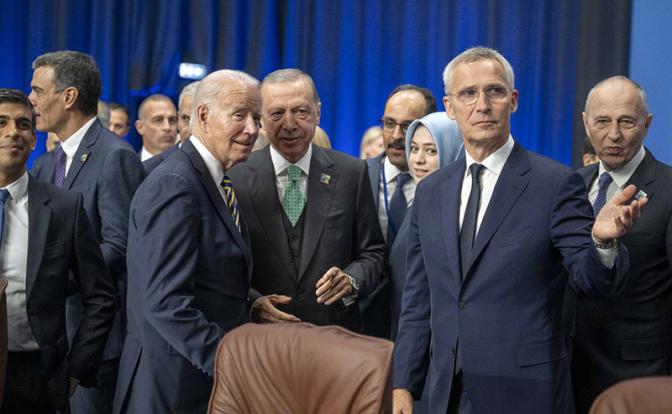 На фото: президент США Джо Байден, президент Турции Тайип Реджеп Эрдоган, Генеральный секретарь НАТО Йенс Столтенберг