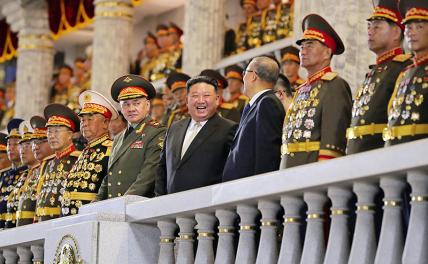 На фото: лидер КНДР Ким Чен Ын (в центре), министр обороны РФ Сергей Шойгу (пятый справа) на торжественном параде по случаю 70-летия победы корейского народа в Отечественной освободительной войне 1950-1953 годов